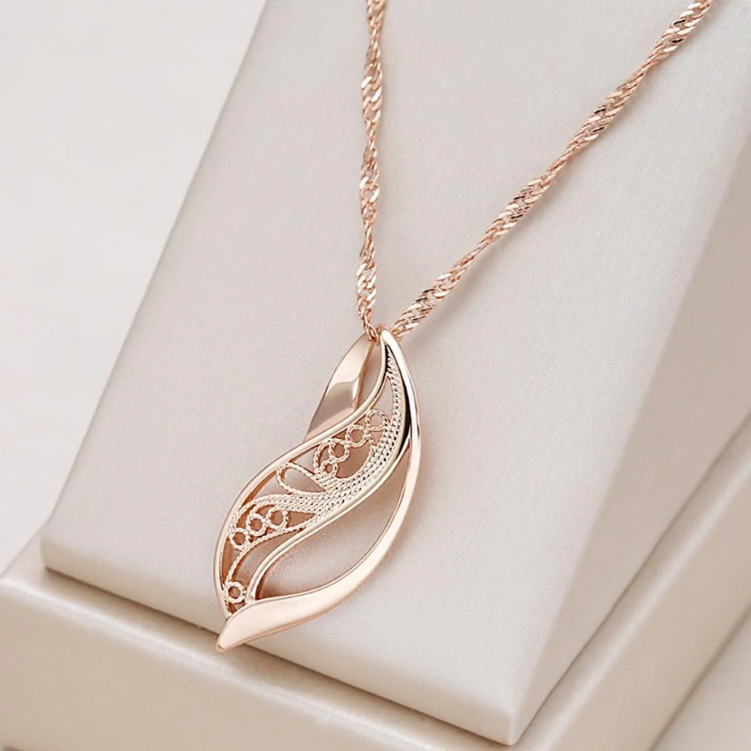 Elegant Harmonious Necklace in Gold