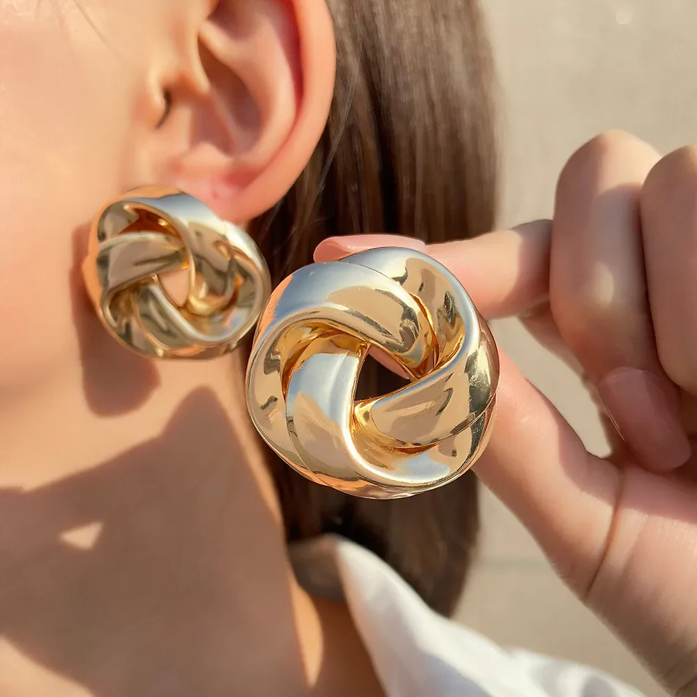 Elegant earrings with golden bow