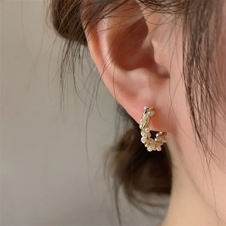Elegant round pearl earrings with inlays - Image 4