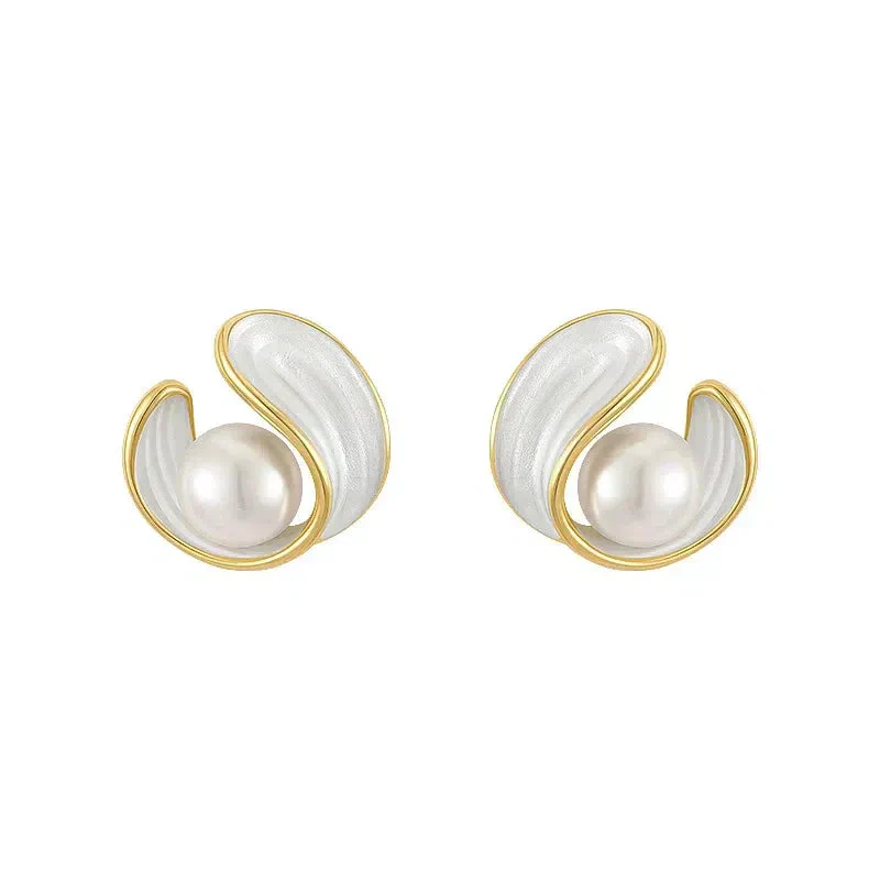 Luxurious earrings with white opal and pearl in gold - Image 3