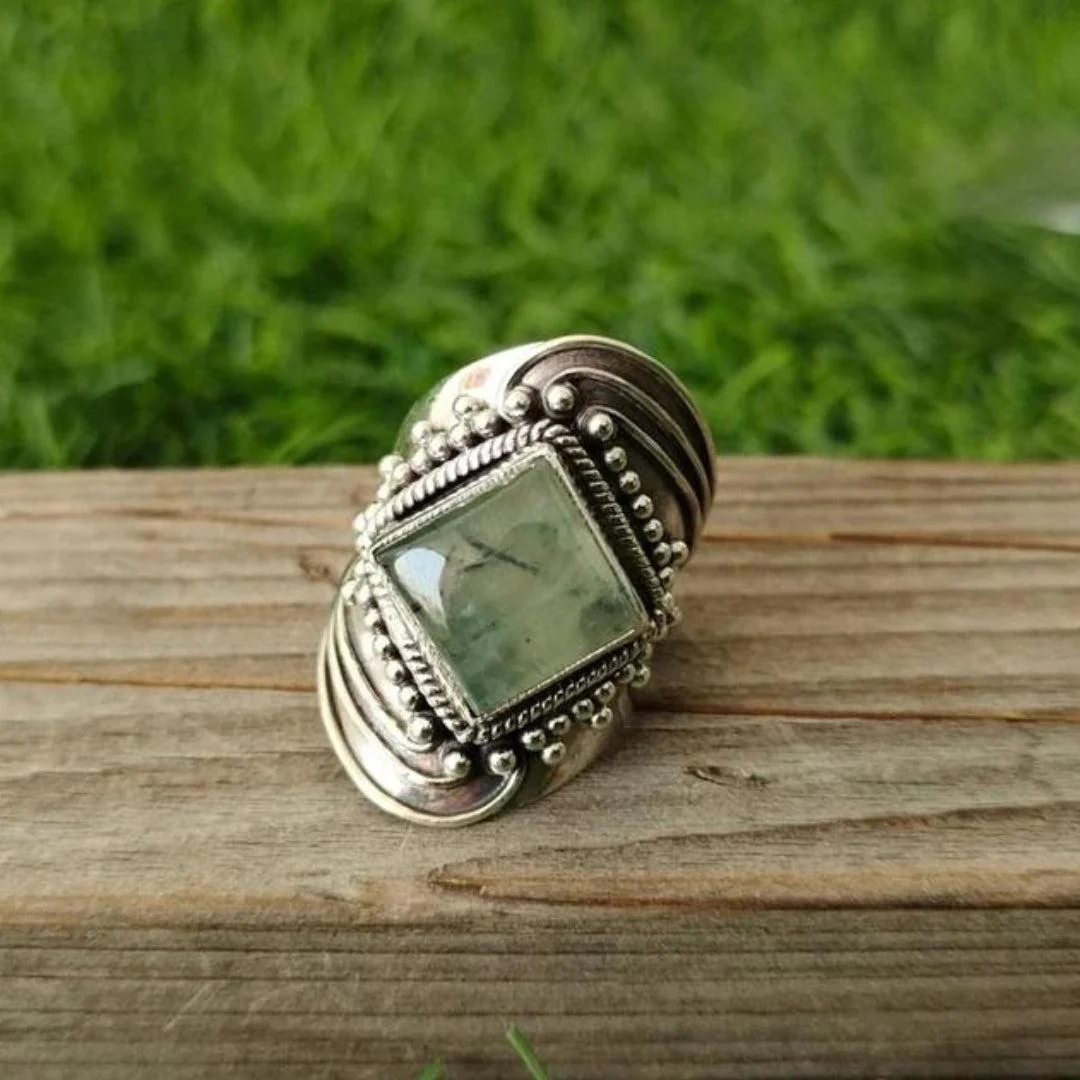 Luxurious Ring with Emerald Carving - Image 2