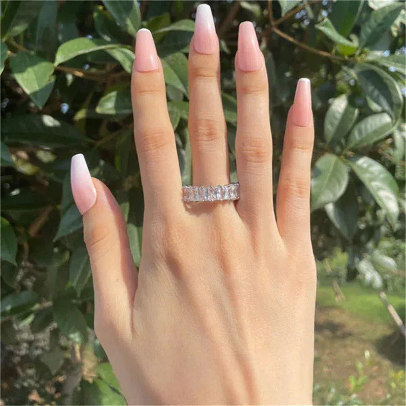 Luxurious Zirconia Ring in Gold and Silver - Image 3