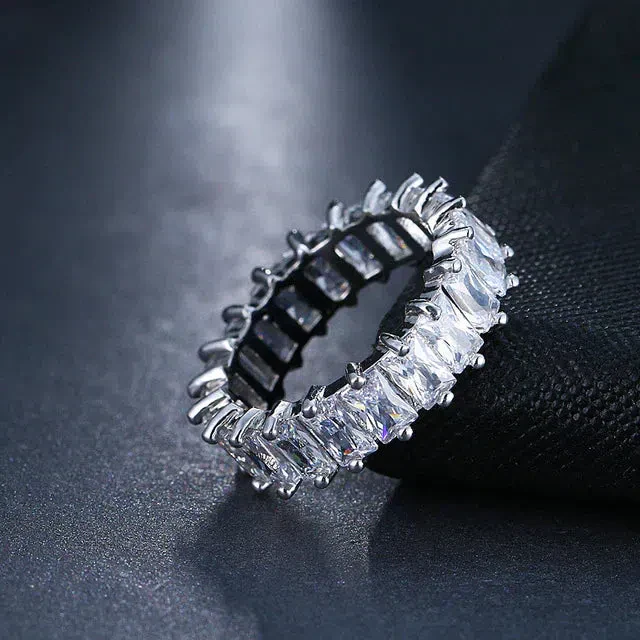 Luxurious Zirconia Ring in Gold and Silver - Image 7