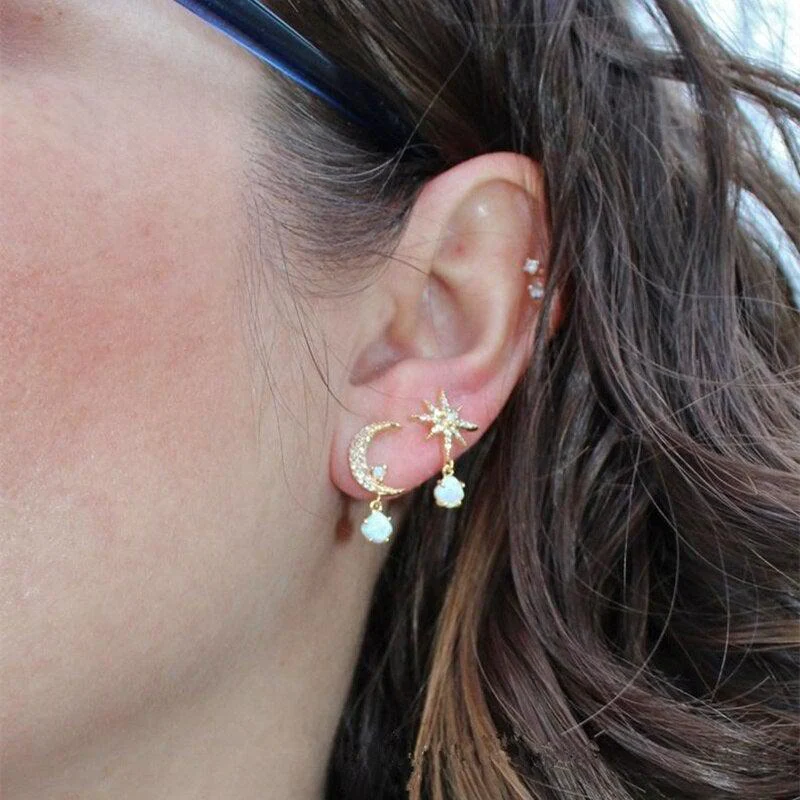 Moon and Star Earrings made of Gold and Opal - Image 4