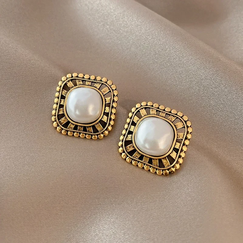 Gold-plated earrings with inlaid pearls