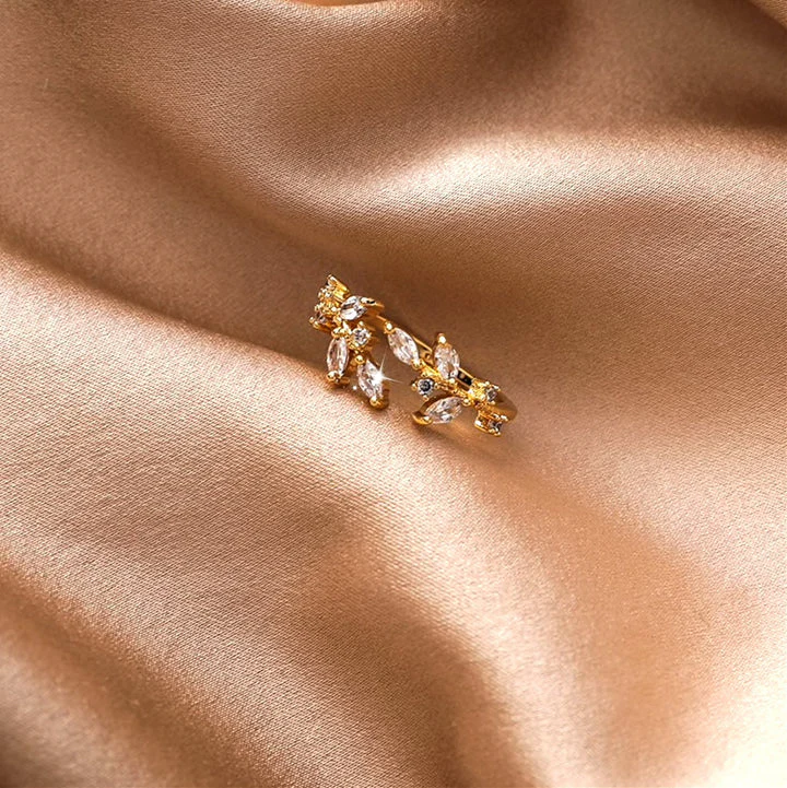 Adjustable ring with crystal leaves in gold - Image 2