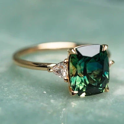 Vintage-Inspired Green Gemstone Ring - Image 2