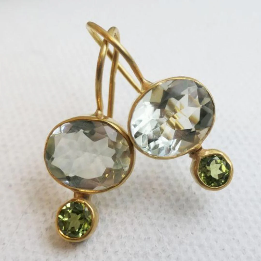 Vintage earrings with green crystal and gold