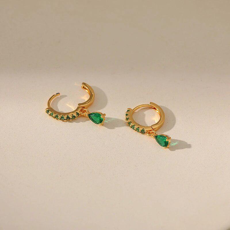 Zirconia earrings with emerald in gold - Image 4