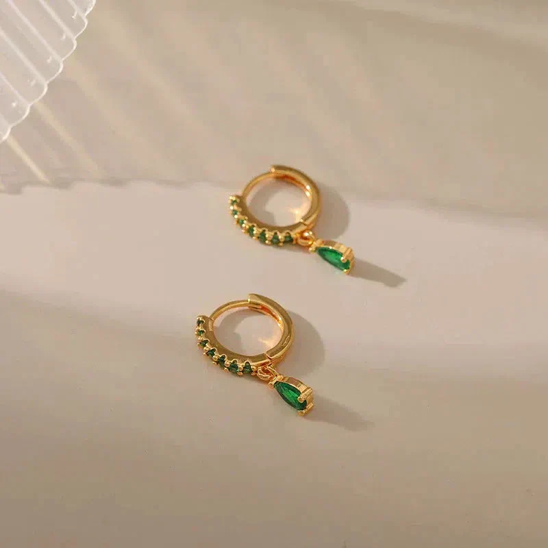 Zirconia earrings with emerald in gold - Image 5